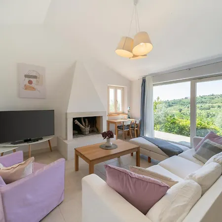 3 Bedroom Amazing In Momjan