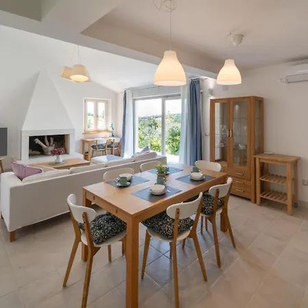Vakantiehuis 3 Bedroom Amazing In Momjan